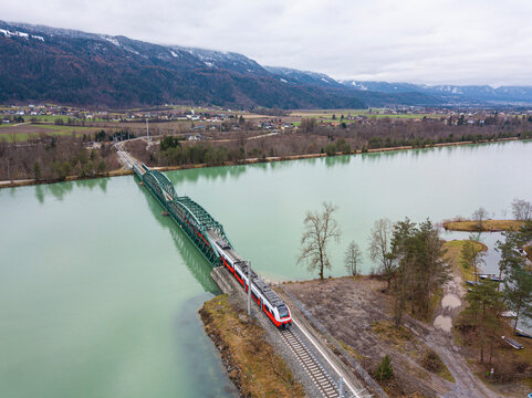 Rosentalbahn mit Eisenbahnbr&uuml;cke &uuml;ber Drau