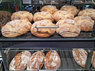 Bochenek chleba jedzenie codzienne na półce w piekarni.  - obrazy, fototapety, plakaty