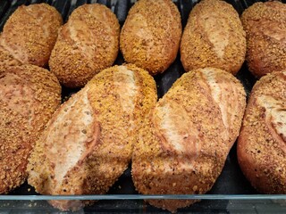 Bochenek chleba jedzenie codzienne na półce w piekarni. 