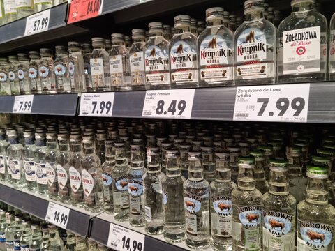 Regał w sklepie z napojami alkoholowymi i w&oacute;dką.