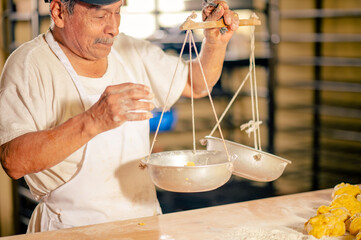 Retrato de un hombre adulto trabajando en una panaderia. Hombre haciendo pan, pasteles, galletas, pizza artesanales. 