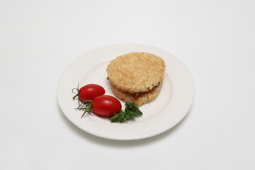 白背景の白い皿にのせたライスバーガー