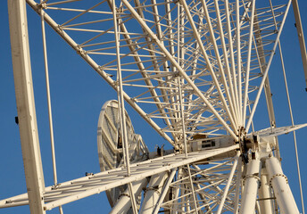 Structure and gears of a ferris wheel
