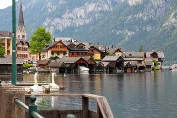 Fototapeta na wymiar See mit Dorf in den Alpen