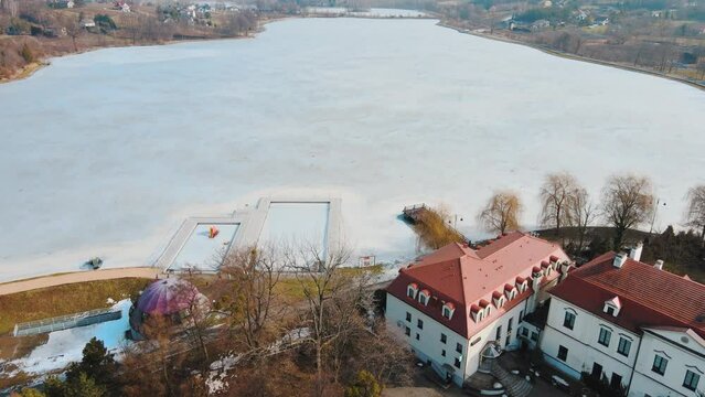 Zima na Śląsku w Polsce, Zebrzydowice zamarznięty staw Młyńszczok oraz pałac z lotu ptaka