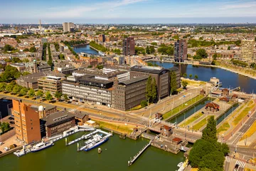 Foto op Aluminium Schilderachtig zomerlandschap vanuit een drone in de wijk Delfshafen in de stad Rotterdam, gelegen op de rechteroever van de Nieuwe Maas, Nederland © JackF
