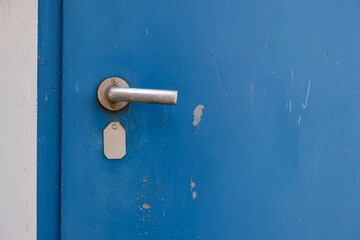 FU 2021-11-01 HebstBunt 371 An der blauen Tür ist eine helle Klinke