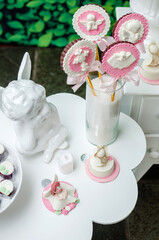 Os lindos enfeites artesanais de variados tipos de eventos, do aniversário, ao casamento e batismo
