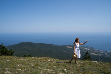 Obraz premium girl taking a selfie on a background of beautiful landscape