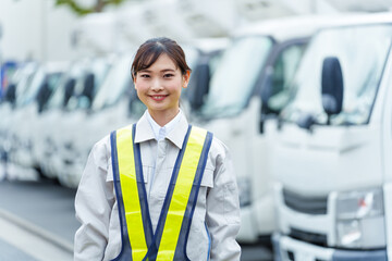 交通整理をする女性の警備員のポートレート