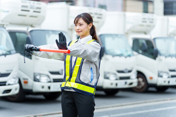 交通整理をする女性の警備員