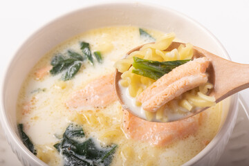 サーモンとほうれん草のクリームスープパスタ