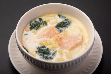 サーモンとほうれん草のクリームスープパスタ
