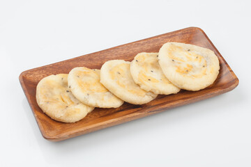 one of the Chinese rice cakes Knead flour or glutinous rice flour, add the filling with sugar, and bake it wide on a pan or in a bun season
 중국식 떡의 하나. 밀가루나 찹쌀가루를 반죽하여 설탕으로 소를 넣고 번철이나 프라이팬 따위에 둥글넓적하게 