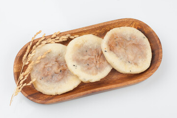 one of the Chinese rice cakes Knead flour or glutinous rice flour, add the filling with sugar, and bake it wide on a pan or in a bun season
 중국식 떡의 하나. 밀가루나 찹쌀가루를 반죽하여 설탕으로 소를 넣고 번철이나 프라이팬 따위에 둥글넓적하게 