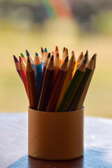 暖かな日の光が当たるたくさんの色鉛筆