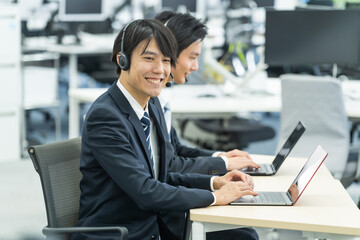 スーツを着た日本人オペレーター
