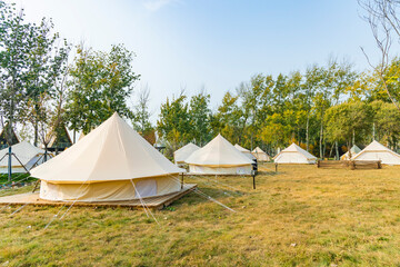 Fototapeta na wymiar The many tents at the campsite