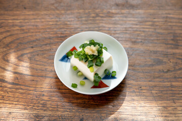 定番の万能ネギとすりおろし生姜の冷奴