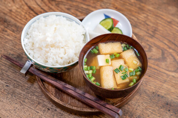 油揚げとお豆腐の味噌汁と白ごはんとお漬物のヘルシーな朝食