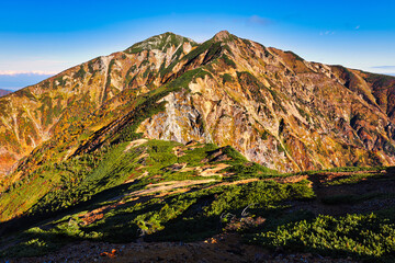 五竜岳から唐松岳へ続く紅葉の稜線
