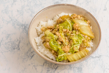 白菜と鶏そぼろ餡かけ丼