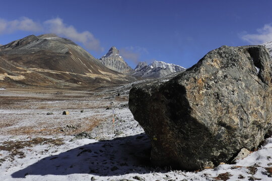 scenic view of himalaya mountains and himalayan boulder zone near zero point in north sikkim, india