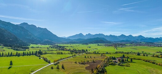 Obraz premium Ausblick auf die Landschaft am ostallgäuer Alpenrand nahe zwischen Schwangau und Bannwaldsee