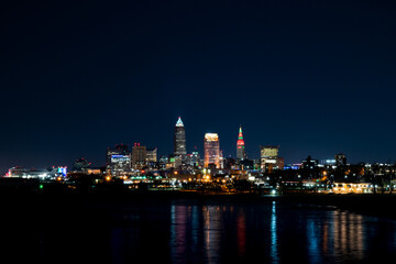 Plakat Cleveland cityscape at nighttime.