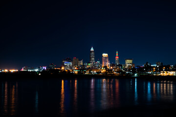 Cleveland skyline at nighttime. - obrazy, fototapety, plakaty