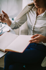 Obraz premium Business woman with a notebook