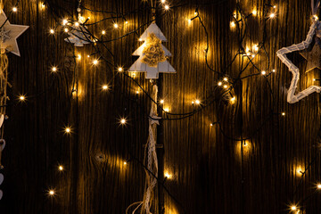 Obraz premium christmas lights and decorations on wooden background