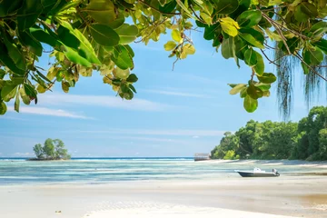 Keuken foto achterwand Anse Source D'Agent, La Digue eiland, Seychellen Landschap met een boot. Anse Source d& 39 Argent, La Digue Seychellen. Pittoresk paradijselijk strand. wit zand, palmbomen, turkoois water