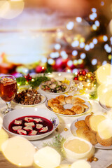 Święta Bożego Narodzenia, wigilijne tradycyjne  potrawy na stół. Polska kolacja świąteczna.