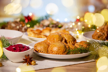 Pieczone pierożki z kaszą - danie świąteczne na wigilię. Boże narodzenie z tradycyjnymi potrawami.  - obrazy, fototapety, plakaty