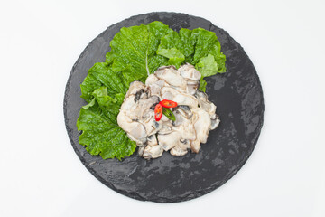 a mollusk in the oyster family

굴과의 연체동물을 통틀어 이르는 말