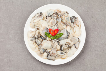 a mollusk in the oyster family

굴과의 연체동물을 통틀어 이르는 말