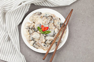 a mollusk in the oyster family

굴과의 연체동물을 통틀어 이르는 말