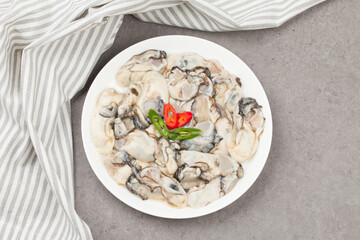 a mollusk in the oyster family

굴과의 연체동물을 통틀어 이르는 말