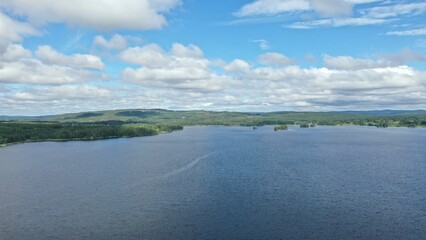 Survol du lac Siljan en Suède entre Rattvik et Mora	