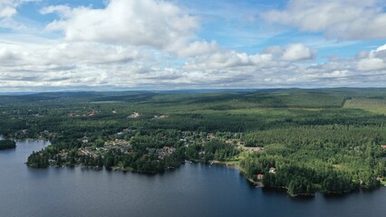 Survol du lac Siljan en Suède entre Rattvik et Mora	