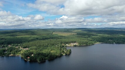 Survol du lac Siljan en Suède entre Rattvik et Mora	