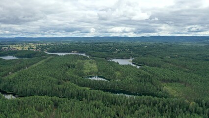 Obraz premium survol de la foret, des lacs et rivières en Suède 