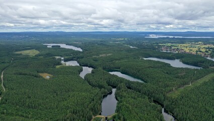 survol de la foret, des lacs et rivières en Suède	