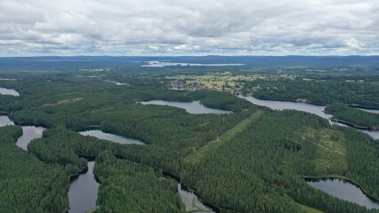 Obraz premium survol de la foret, des lacs et rivières en Suède 