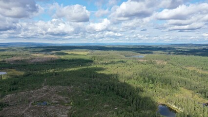survol des lacs suédois dans la région de Dalécarlie, Scandinavie
