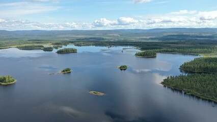 survol des lacs suédois dans la région de Dalécarlie, Scandinavie