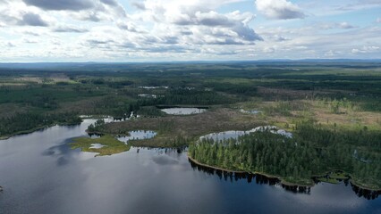 survol des lacs suédois dans la région de Dalécarlie, Scandinavie