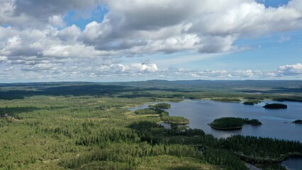 survol des lacs suédois dans la région de Dalécarlie, Scandinavie