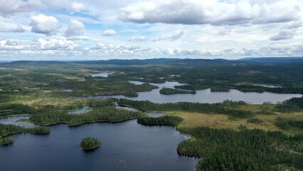 survol des lacs suédois dans la région de Dalécarlie, Scandinavie